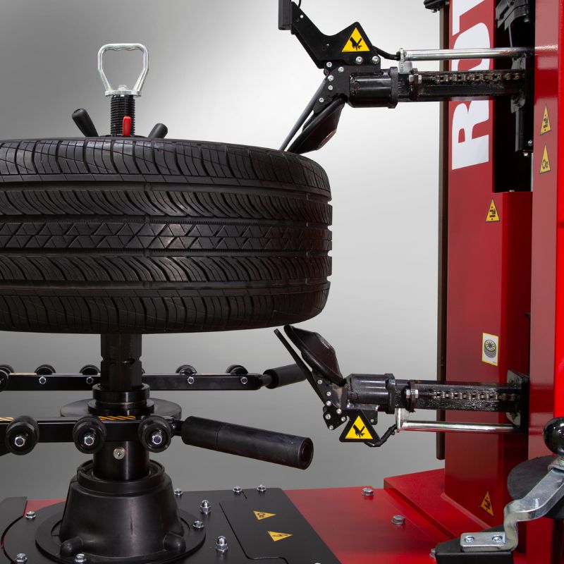 SIMULTANEOUS DUAL BEAD-BREAKING ROLLERS Positions rollers simultaneously to increase speed, safety, and accuracy, especially useful during match-mounting processes.